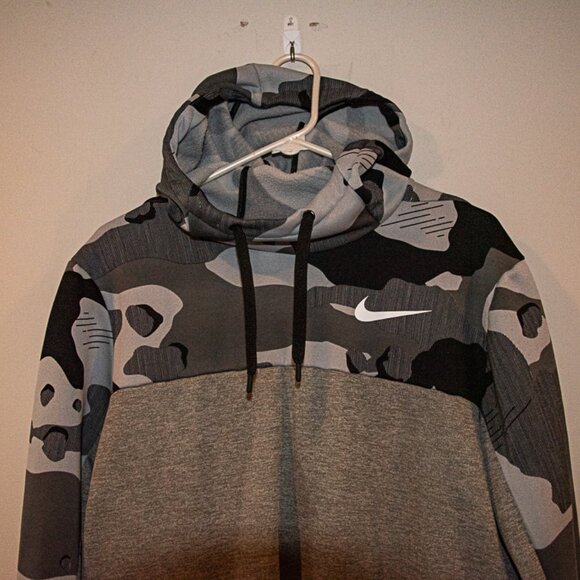 Mens Nike Therma Camo Print Training Hoodie Size Medium  Gray - Picture 2 of 4